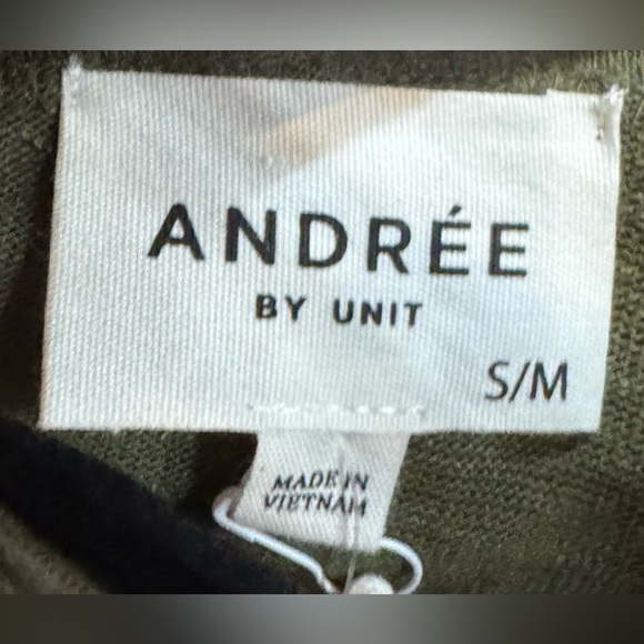 ANDREE BY UNIT Olive V-Neck Pullover with Dolman Sleeves - Picture 4 of 4